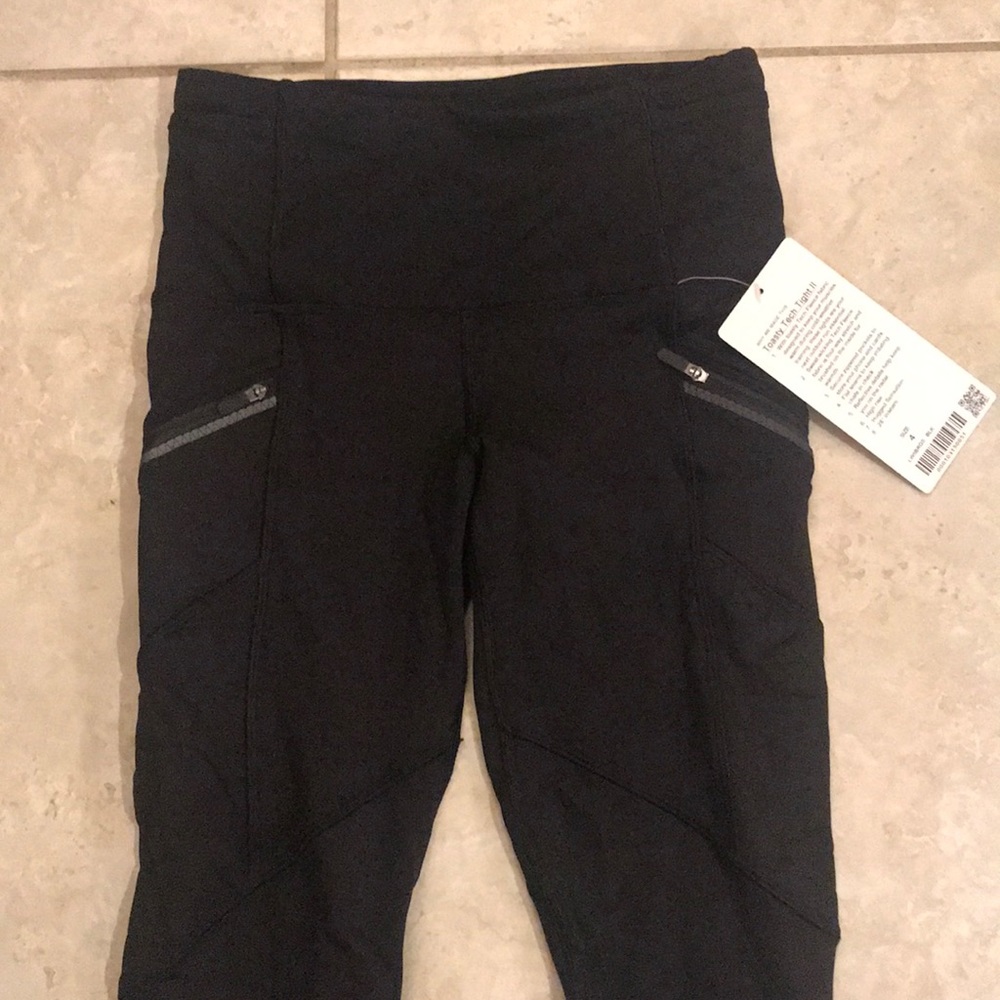Lululemon NWT Toasty Tech tight sz 4 black